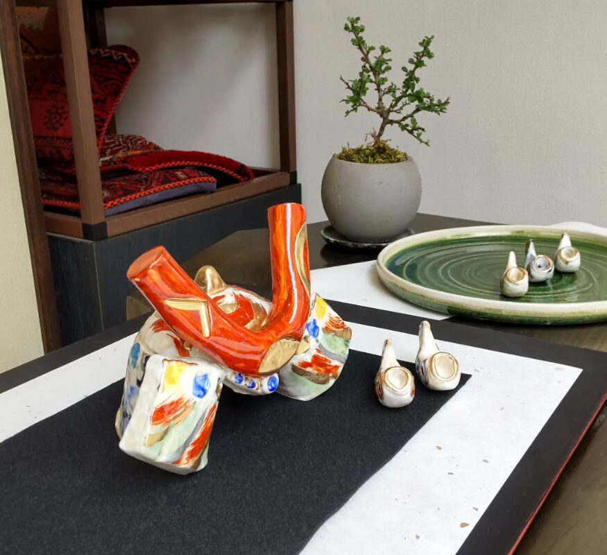 色絵兜と鯉箸置き